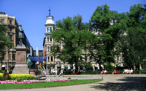Esplanade Park, facing North Esplanade. Kämp is the building on left of the Runeberg statue Esplanade Park, Runeberg statue. Kämp hotel.