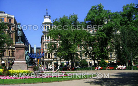 Esplanade Park, Runeberg statue. Kämp hotel. Photo & pop-up photo © R.C. Candolin-Gelber 1999 - 2010 -