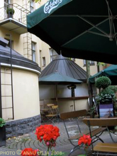 Omalleys_Pub_patio_flowers_Helsinki