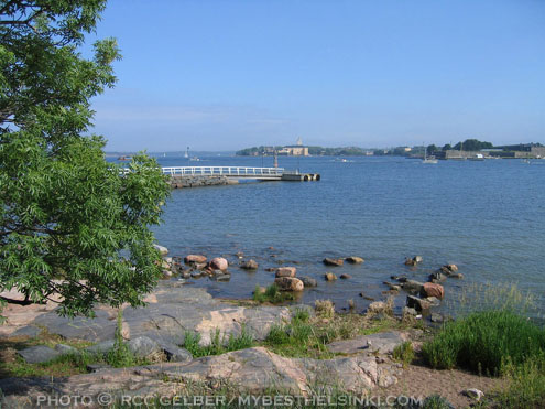 Summer Helsinki; view from Kaivopuisto to Suomennlinna Fortress island. Photo & pop-up photo &copy; RC Candolin-Gelber 1999, 2000-2007, 2008 -
