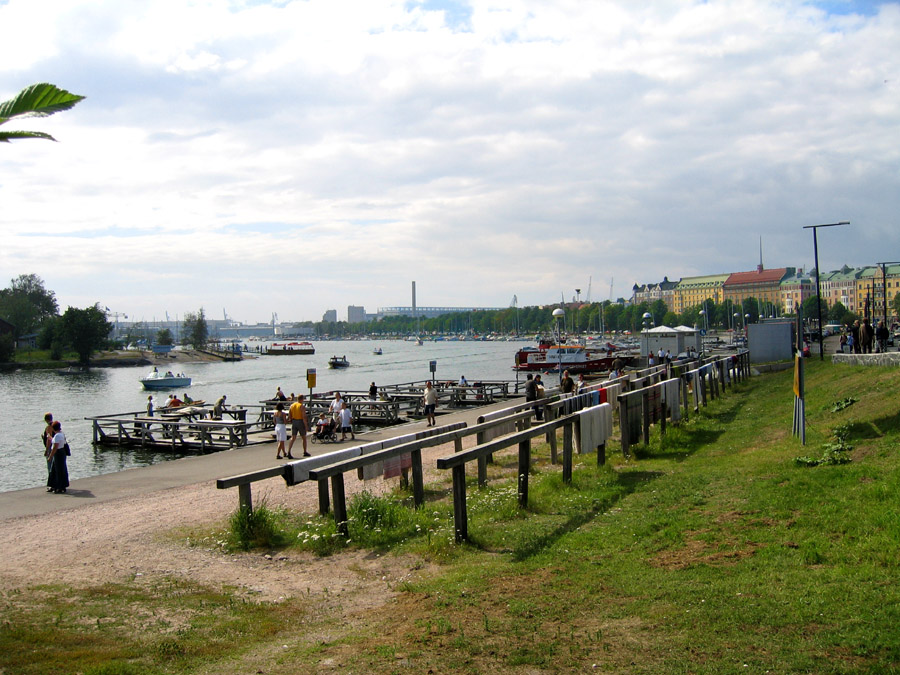 We recommend walking along Merisatama, it is beautiful. Also, along the route there are two different taxi boat departure points to different island parks. Photo & pop-up photo © RC Candolin-Gelber 1999, 2000-2007, 2008 - Helsinki, Meristama rug washing piers. Photo © RCC Gelber 1999, 2000-2007, 2008 -
