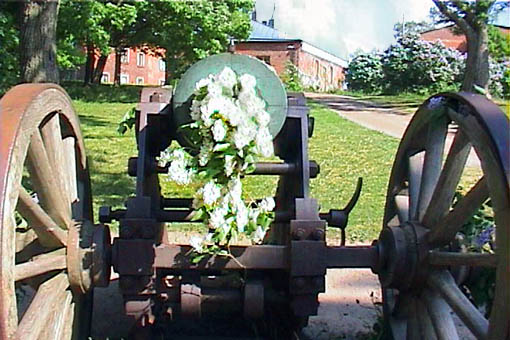 Cannon with flowers, suomelinna, Helsinki