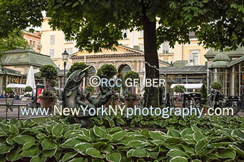 Fountain & historic Cafe-Restaurant Kappeli in Esplanade Park.