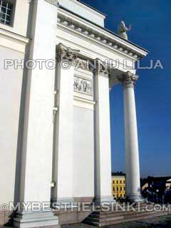 Government_Palace_btw_Dome_pillars. Photo © Annu Lilja. All Rights Reserved.