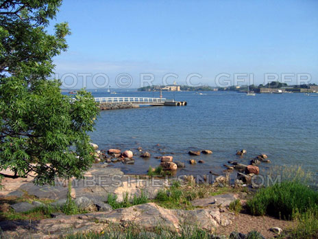 Summer Helsinki; view from Kaivopuisto to Suomennlinna Fortress island. Photo & pop-up photo © RC Gelber 